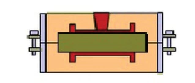 Foto Il fonditore procede quindi alla colata della lega fusa nello stampo.